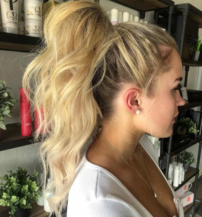 Casual messy ponytail look easy to style for everyday tasks Woman with an effortless messy ponytail hairstyle perfect for running errands