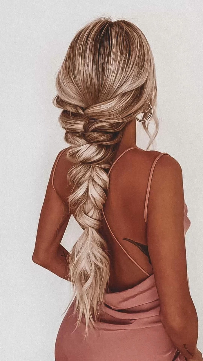 Effortless messy ponytail look perfect for running errands hairstyle 7 woman with effortless messy ponytail running errands casual hairstyle