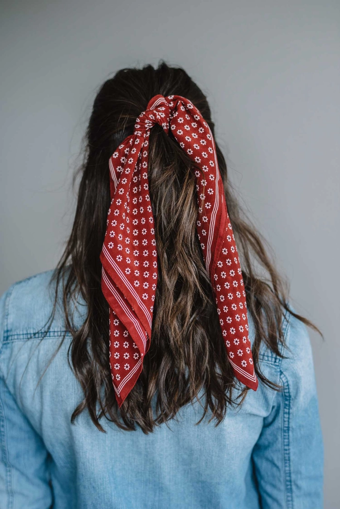 Effortless Bandana Ponytail Ideas for Retro Casual Looks