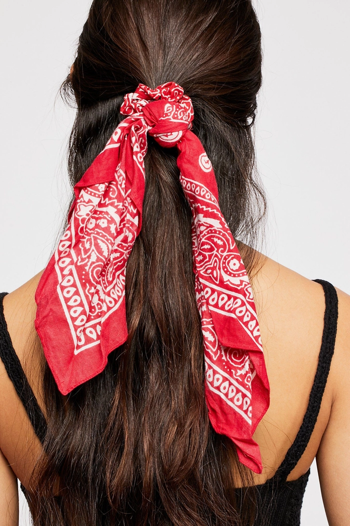 Effortless quick bandana ponytail styles perfect for a retro casual look Woman showcasing quick bandana ponytail styles for retro casual vibes with a relaxed outfit