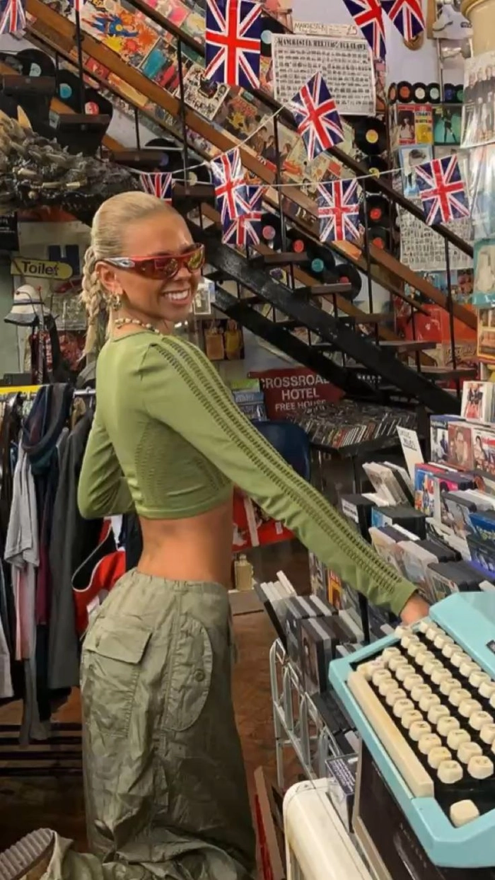 Woman with a quick high ponytail showcasing casual streetwear hairstyle variations