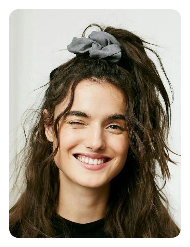 Woman with quick scrunchie hairstyle showcasing a 90s casual aesthetic