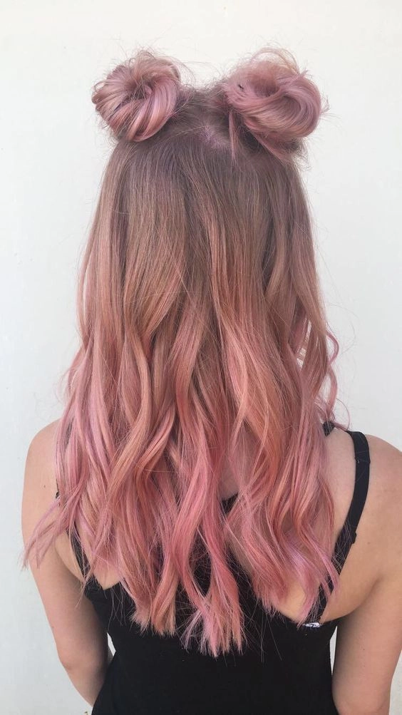 Casual quick space bun looks perfect for music festivals and summer fun Woman with quick space bun hairstyle for music festivals in casual setting