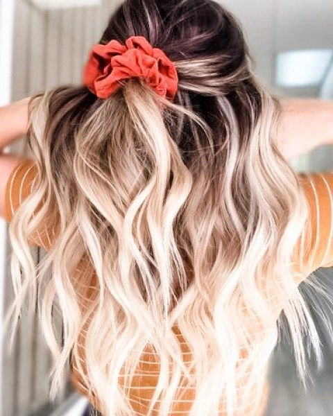 Young woman with quick scrunchie hairstyle embracing 90s casual aesthetics