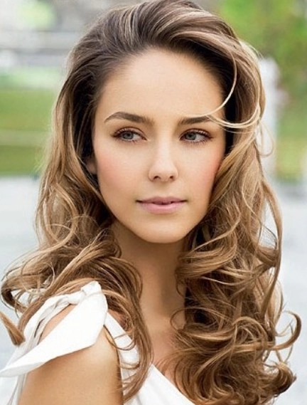 Evening hairstyle that highlights facial features for a romantic date night