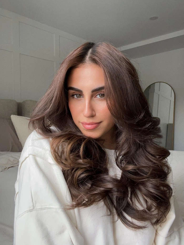 Voluminous blowout hairstyle for fine hair to elevate your date night look