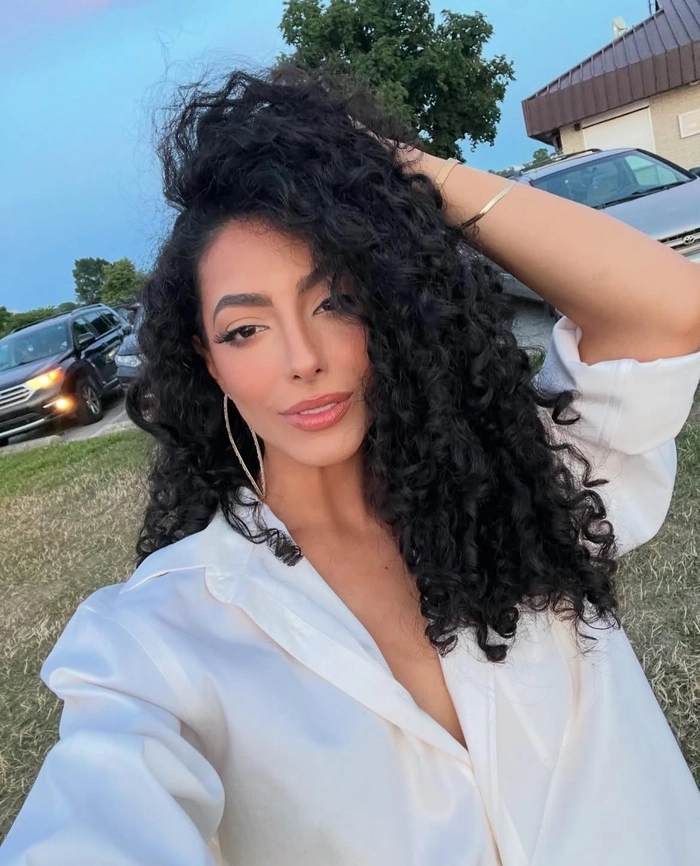 Stunning voluminous blowout for a Latina date night look Latina woman with voluminous blowout hairstyle for a romantic date night