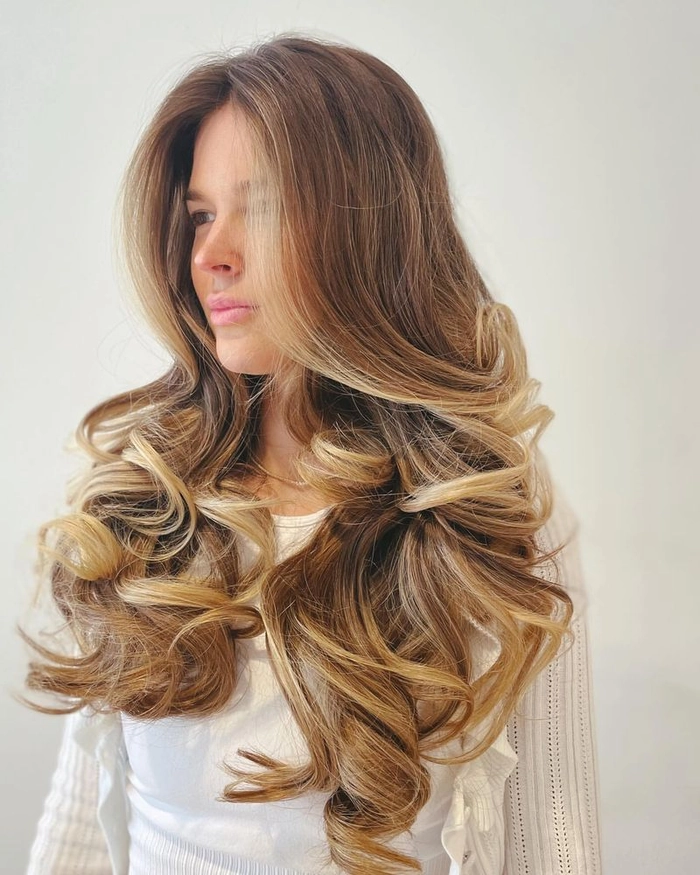 Stunning voluminous blowout hairstyle perfect for a romantic date night Voluminous date night blowout on Latina hair with soft waves