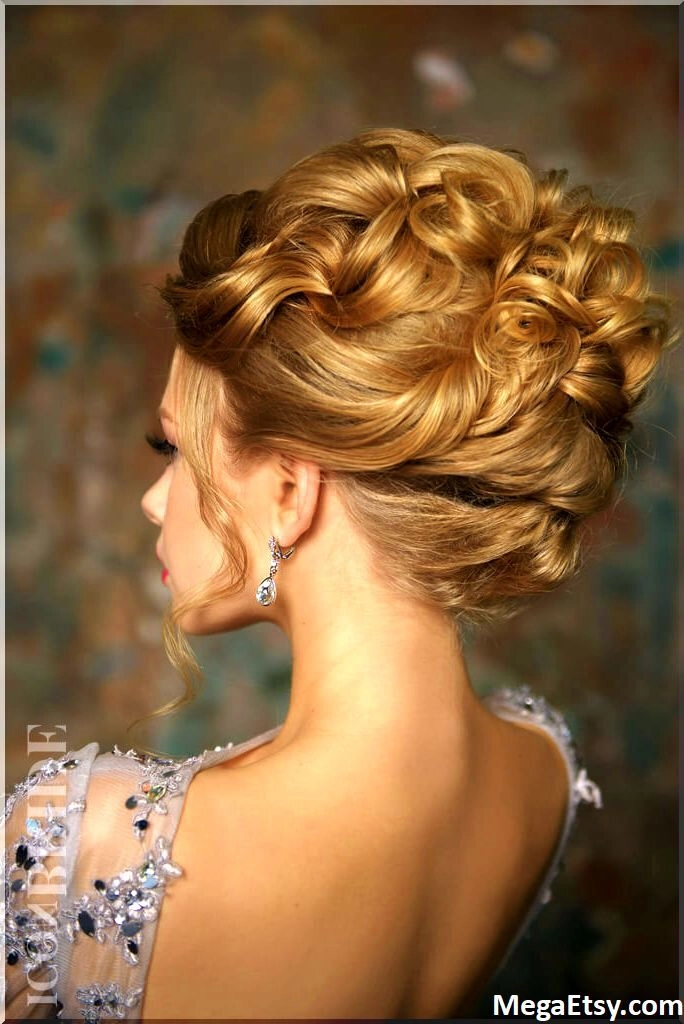 Low manipulation evening updos for damaged hair – a protective yet romantic style for date night A gentle low manipulation evening updo for damaged hair, softly pinned at the nape with wispy tendrils.