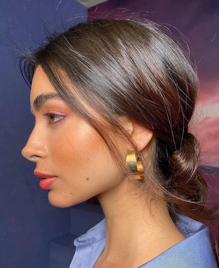 Modern minimalist chignon with sleek finish for evening date hair Elegant modern minimalist chignon hairstyle for a romantic date night