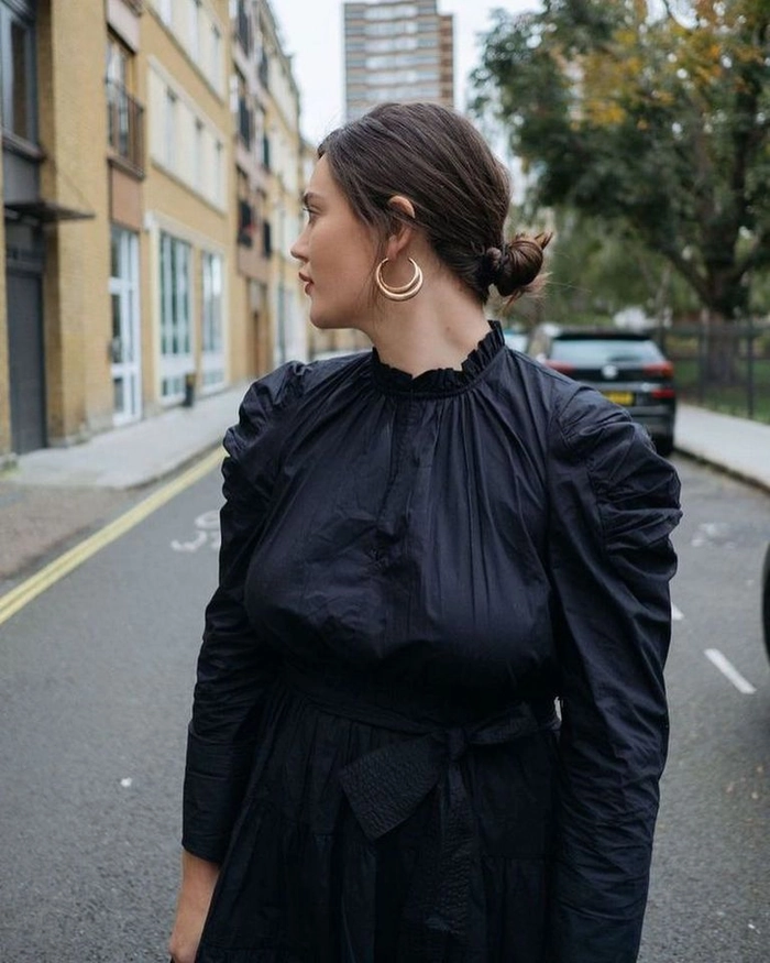 Sleek and minimalist chignon perfect for an evening date Elegant modern minimalist chignon hairstyle for a date night look
