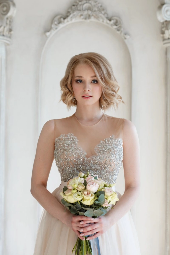 Soft wavy bob with side-swept bangs for a romantic first date look