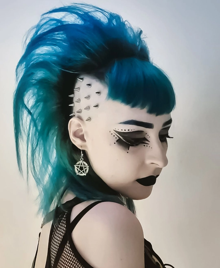 Cyberpunk festival hairstyle featuring glowing pink spikes and futuristic accessories A woman with neon pink spikes and metallic cybernetic implants at a nighttime festival