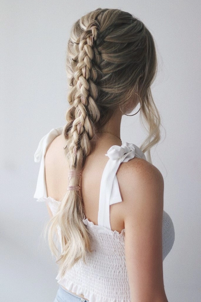 Easy festival hairstyle tutorial: quick and beautiful look A woman sporting an easy festival hairstyle with braids and flowers