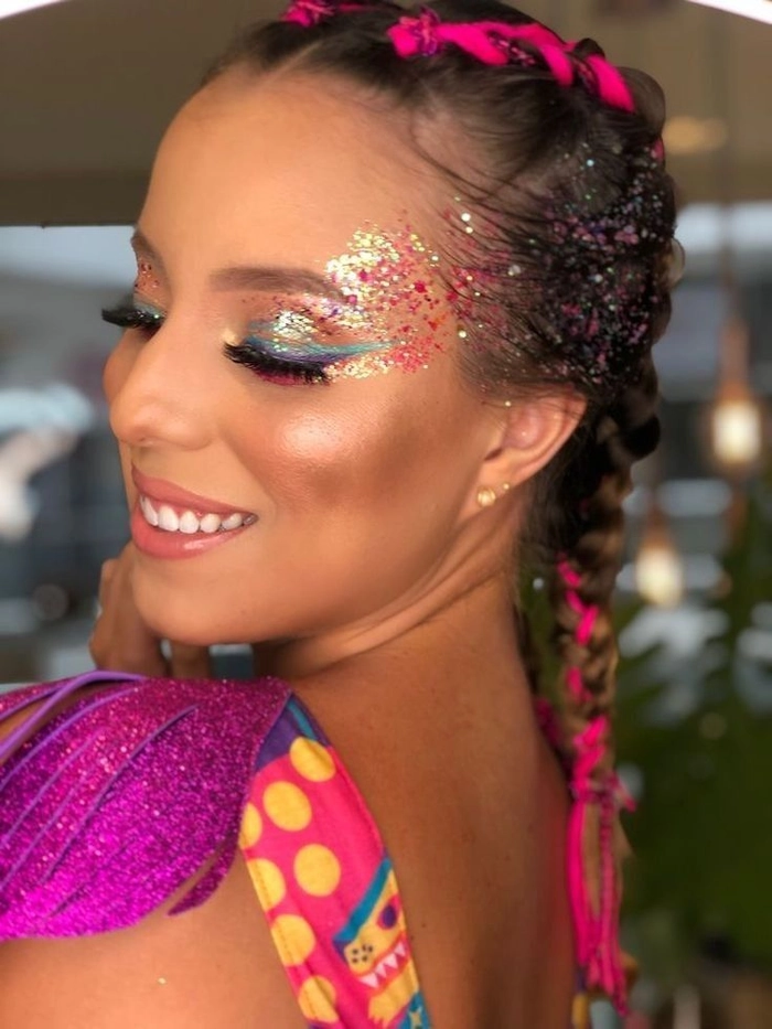 Simple half-up braided festival hairstyle with floral details Easy festival hairstyle with a half-up braid and colorful flowers
