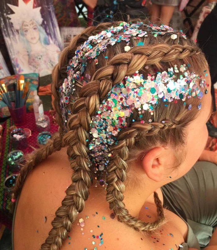 Festival hairstyles with glitter create a dazzling party look