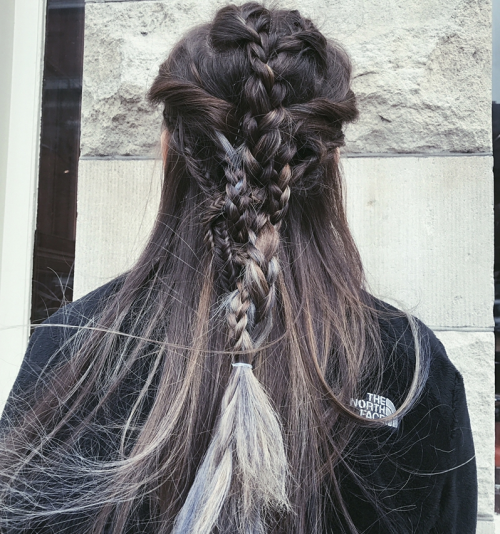 Messy grunge festival hairstyle with teased waves and a plaid headband