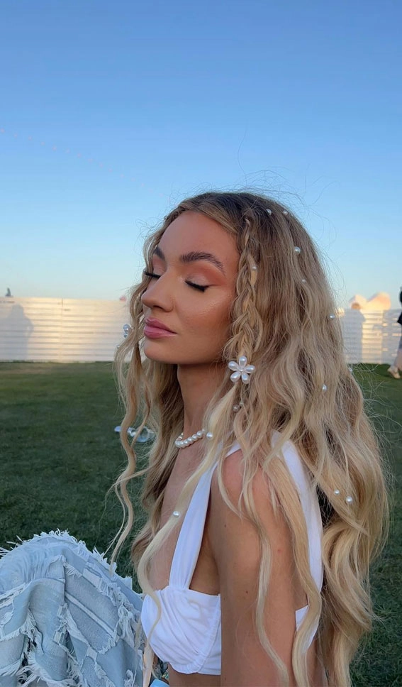 Festival Hairstyles: Rock Festival Hair Ideas for Your Next Concert Rock festival hairstyle with messy waves and a bandana