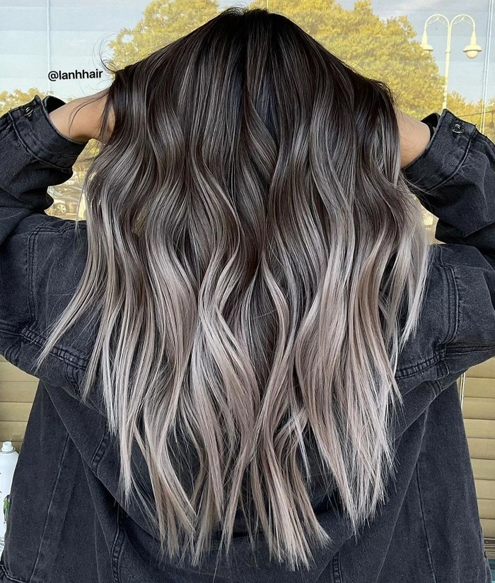 Elegant balayage hair color ideas for a memorable graduation look Graduation hairstyle featuring balayage highlights and soft waves