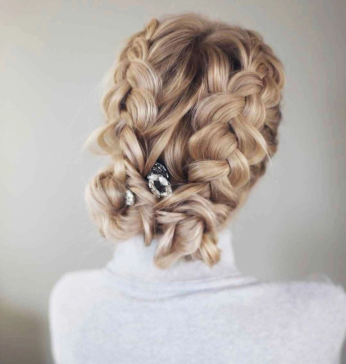 Elegant braided graduation hairstyle for a stylish ceremony look Braided graduation hairstyle with subtle braids and accessories