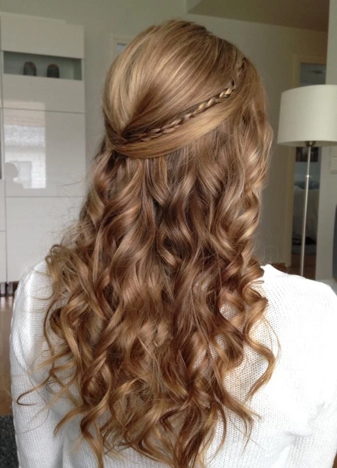 Graduation hairstyle with frizz control for a smooth and polished look