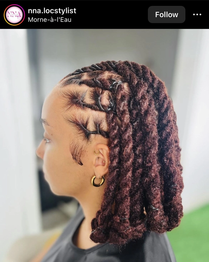 Stylish loc hairstyle worn under graduation cap Graduation cap hairstyle with locs and decorative accessories