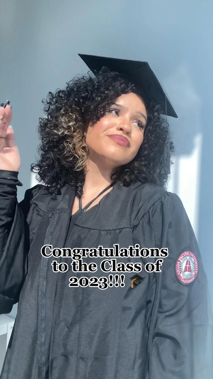 Curly hair graduation look featuring defined curls and a secure cap placement Beautiful graduation hairstyle for curly hair with natural volume and shine