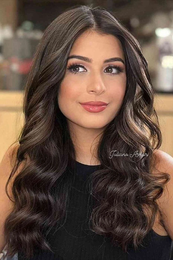 Graduation hairstyle for wavy hair with soft curls and a graduation cap