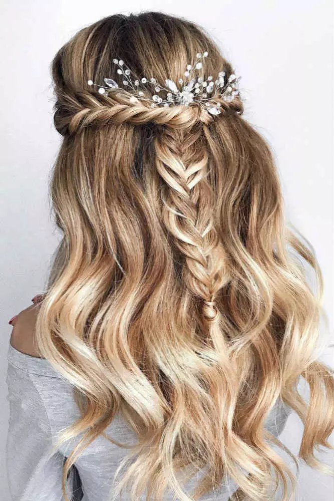 Wavy graduation hairstyle with soft curls and a side part