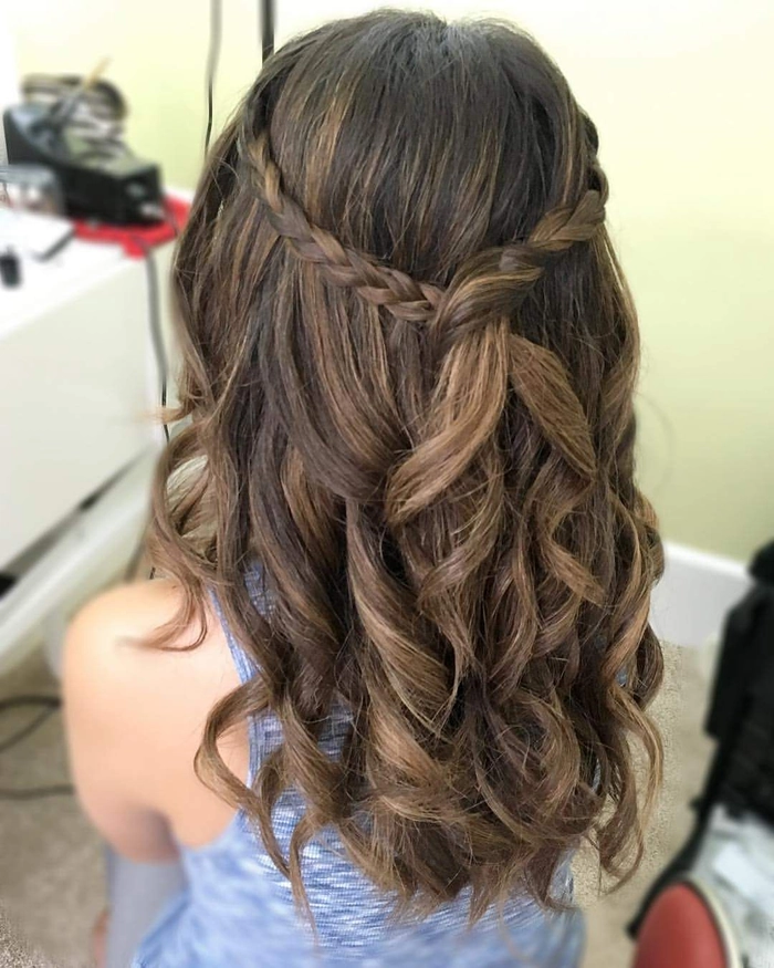 Medium length graduation hairstyle featuring loose curls and subtle accessories for a polished look Elegant graduation hairstyle for medium length hair with soft waves and a decorative clip