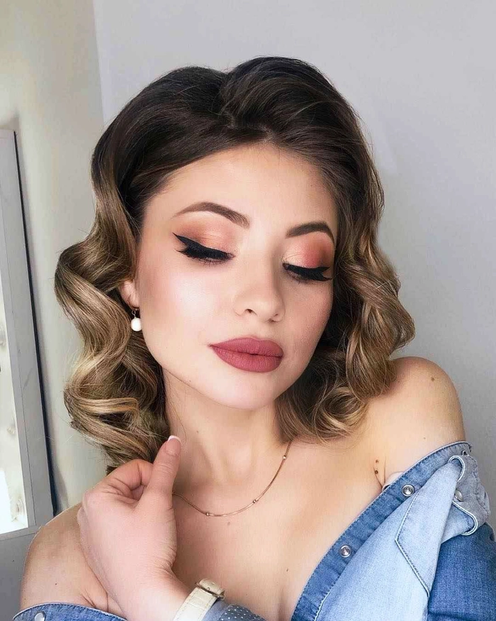 Graduation hairstyle for short hair with elegant curls and a sparkly headband