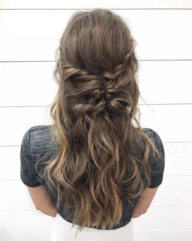 Elegant shoulder length layered hairstyle for graduation ceremony Graduation hairstyle with shoulder length layers and soft waves