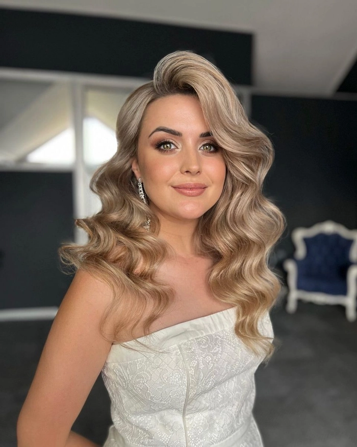 Hollywood waves graduation hairstyle for a glamorous graduation look