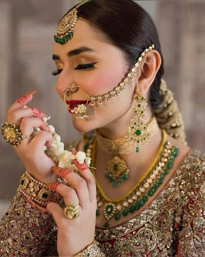 Festive hair accessories set for Eid gatherings with sparkling details Elegant gold hair clips and sequined headbands for Eid celebration styling