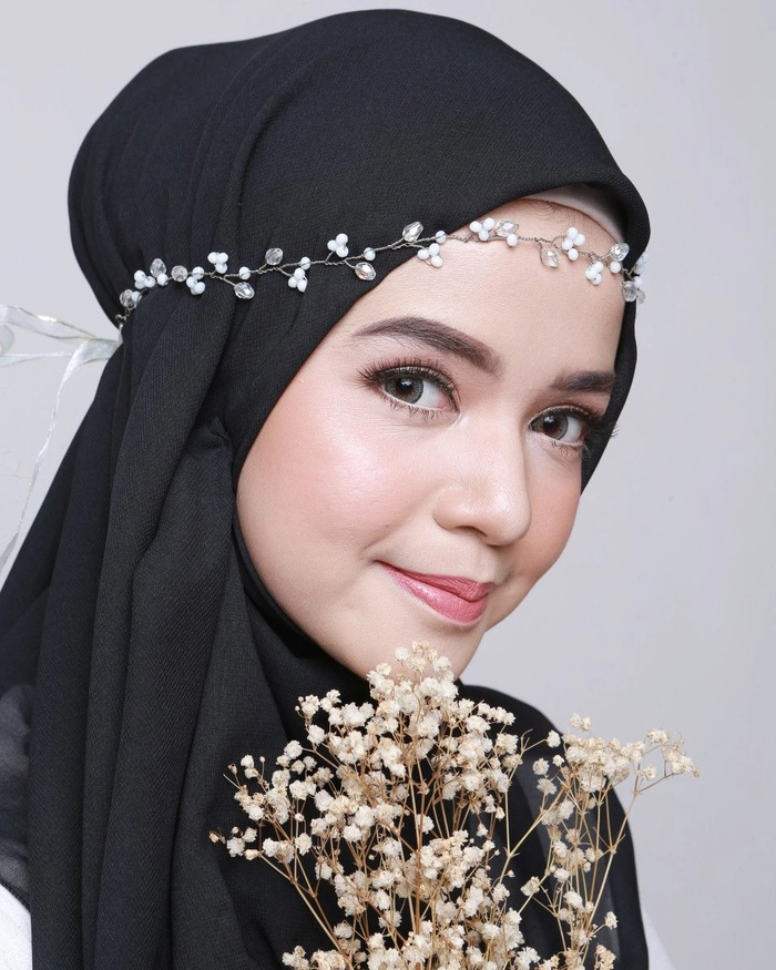 Elegant festive hair accessories perfect for Eid gatherings Festive hair accessories for Eid parties, including gold and jeweled headbands