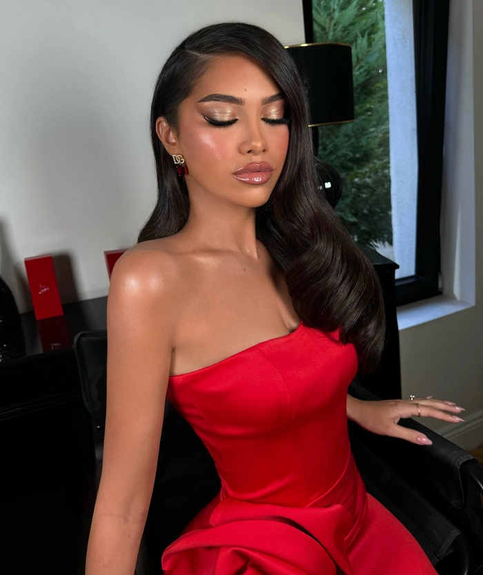 Glamorous Hollywood waves hairstyle for New Year's Eve celebration