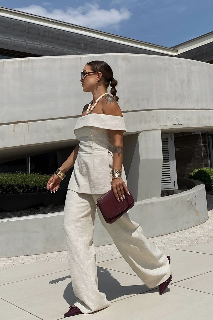 A chic sleek top knot hairstyle paired with a minimalist holiday outfit