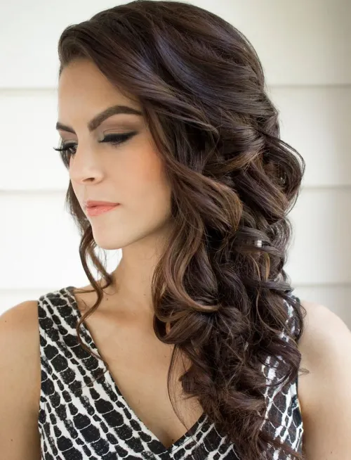 Side swept curl hairstyle inspiration for an asymmetrical holiday gown