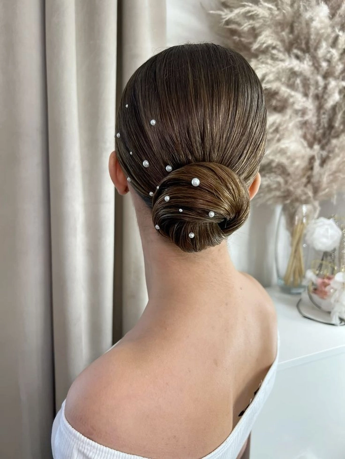 Pearl Hair Accessory Styling for a Glamorous Christmas Dinner Look Elegant pearl hair accessory styled for a festive Christmas dinner party