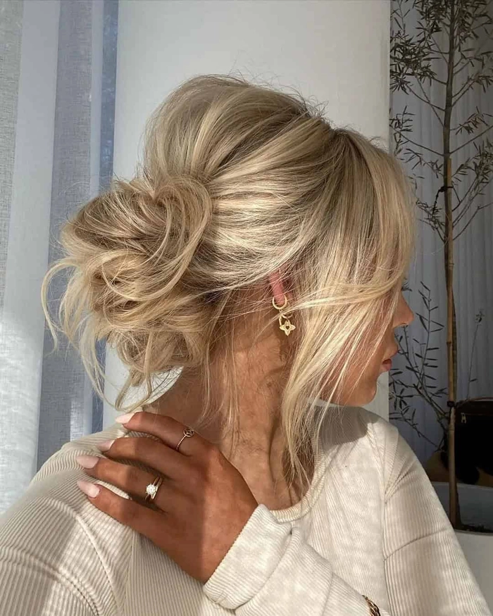 Elegant evening bun hairstyle for very long hair, perfect for a party