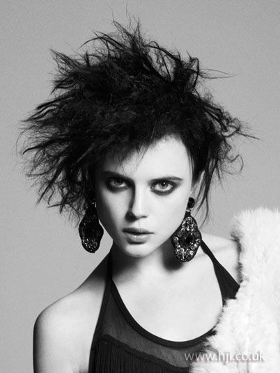 Edgy grunge party hair with messy texture for a wild night Grunge party hairstyle with messy texture and edgy vibe