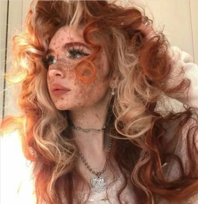 Grunge party hair with messy texture for an edgy look Messy grunge party hairstyle with textured waves and volume