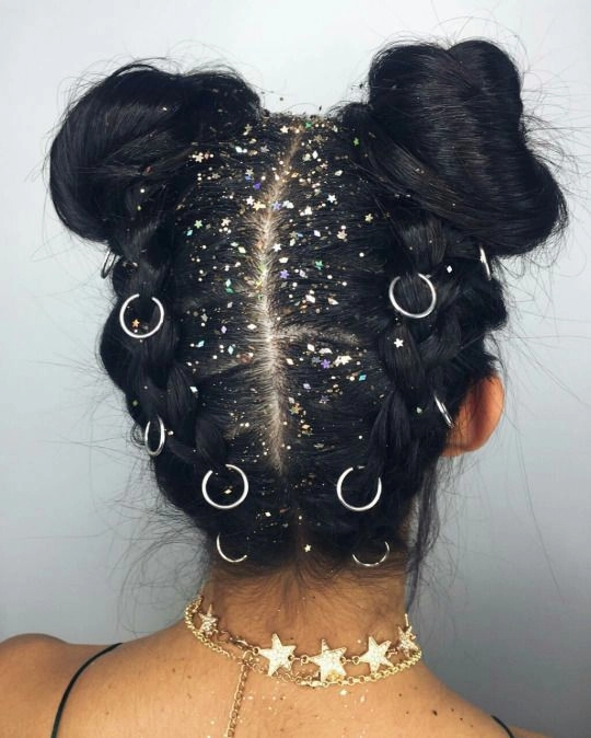 Step-by-step guide for applying glitter roots to New Year's Eve hair for a festive party look