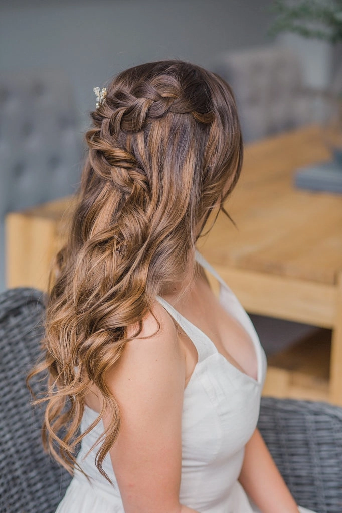 Prom Hairstyles for Sweetheart Necklines
