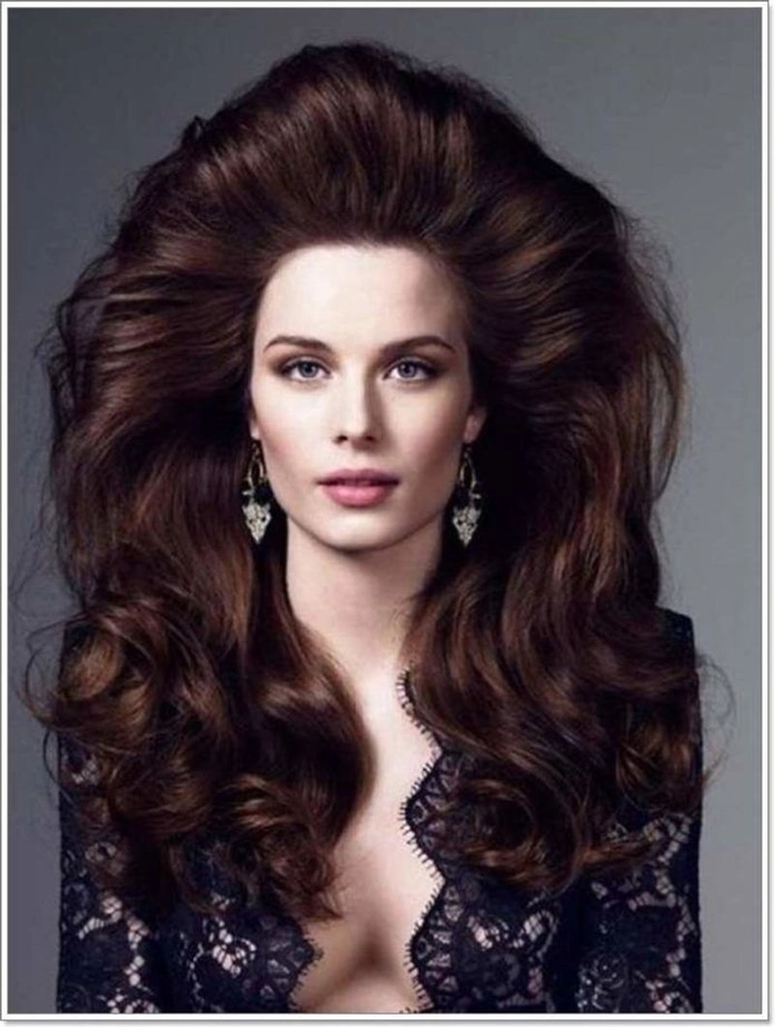 Retro eighties party hairstyle with high volume and big hair volume