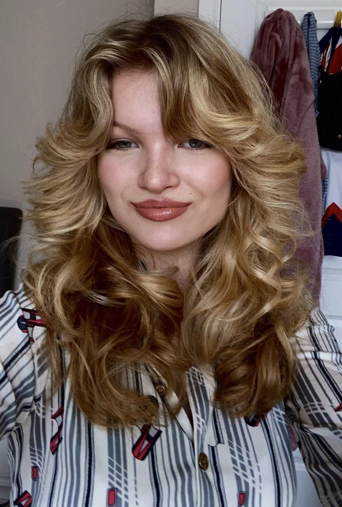 Retro eighties party hairstyle with high volume teased curls