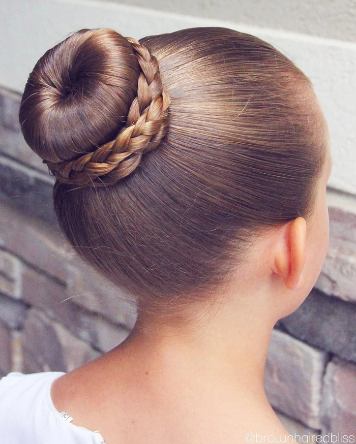 Elegant Classic Ballet Bun Hairstyles Perfect for Prom Night