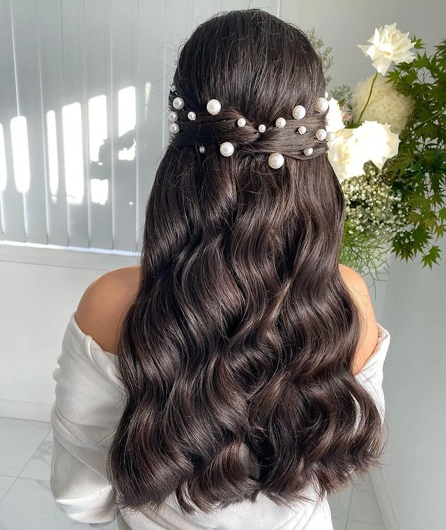 Chic garden-inspired prom hairstyle for a memorable night Elegant prom hairstyle with floral accents perfect for a garden venue