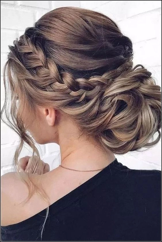Stunning prom hairstyle ideas for thick and voluminous hair Elegant prom hairstyle for long thick heavy hair with soft curls