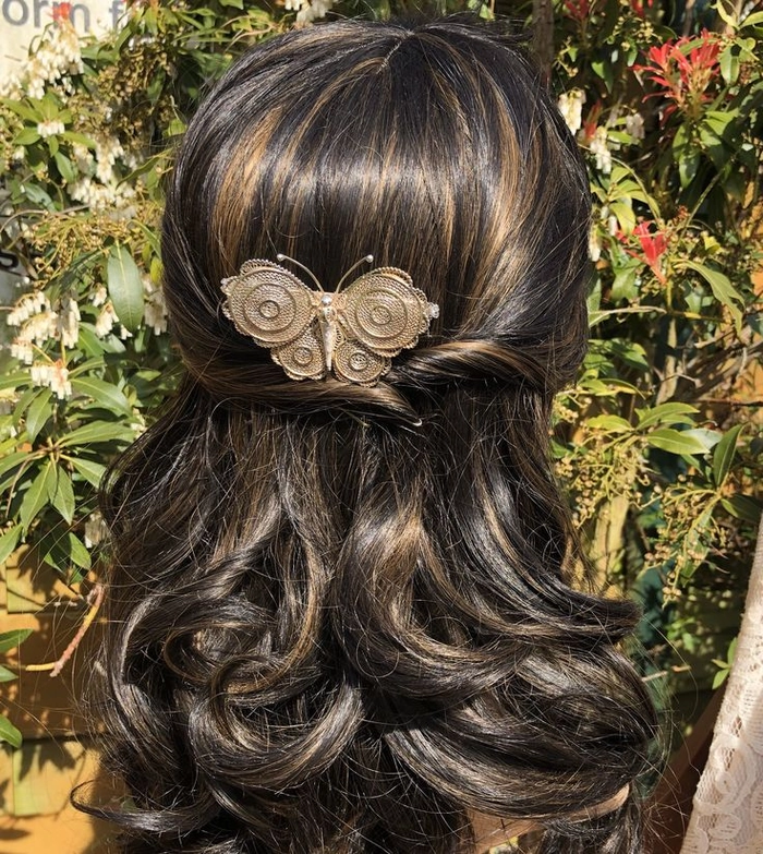 Classic prom hairstyle with vintage hair combs for a timeless look Elegant prom hairstyle featuring vintage hair combs in soft curls